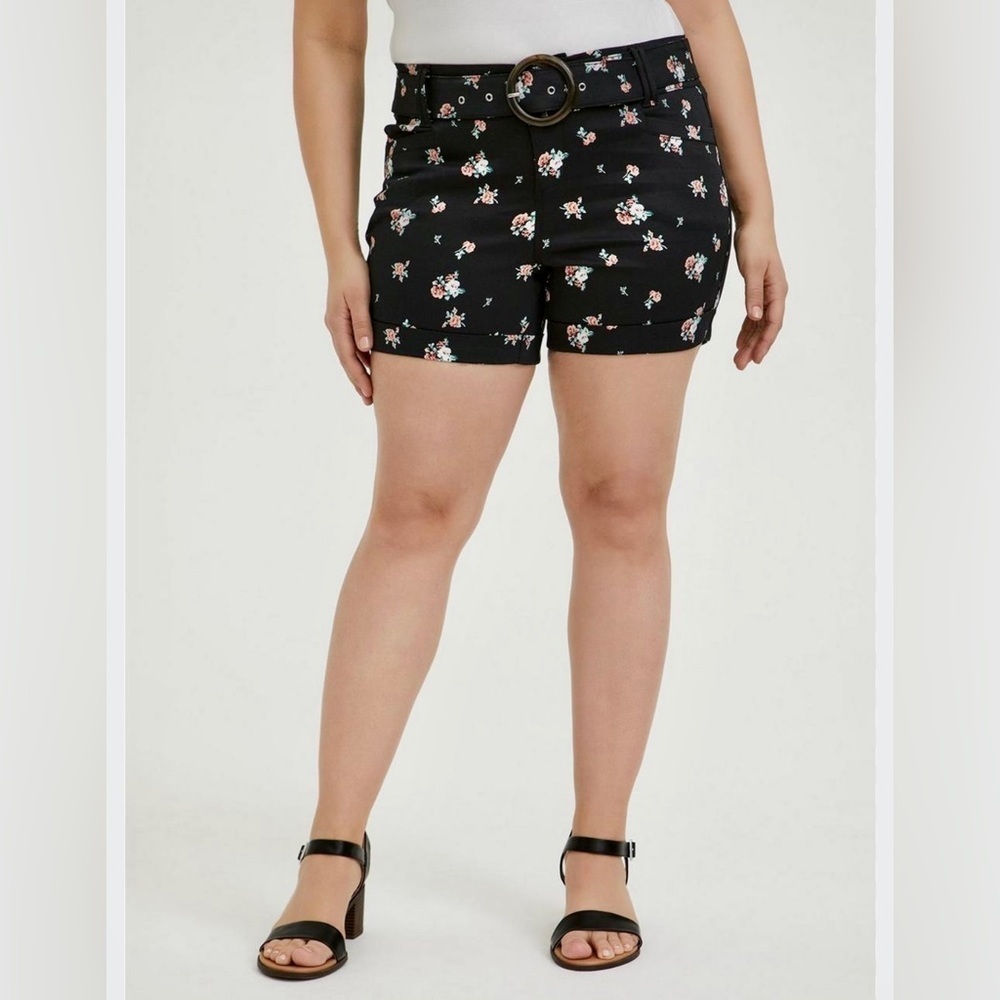 Torrid size 1 Stretch Sateen Mid-Rise Belted Short
